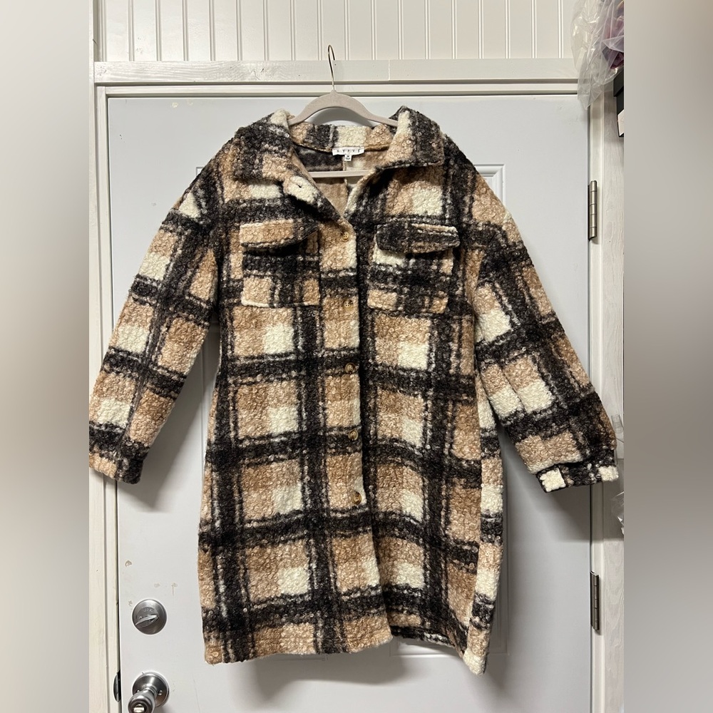 Hyfve Sherpa-Like jacket. Size medium.